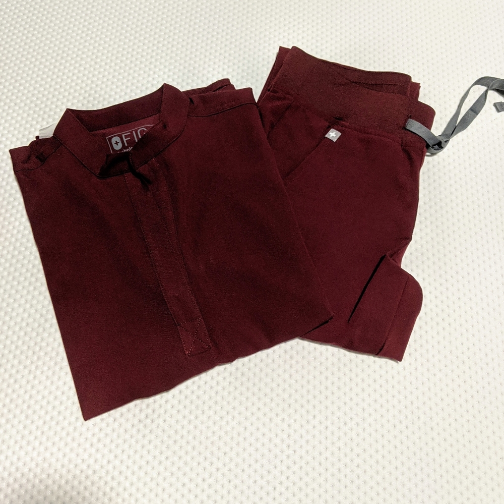 FIGS Scrubs Set